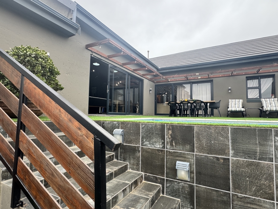 4 Bedroom Property for Sale in Outeniquasbosch Western Cape